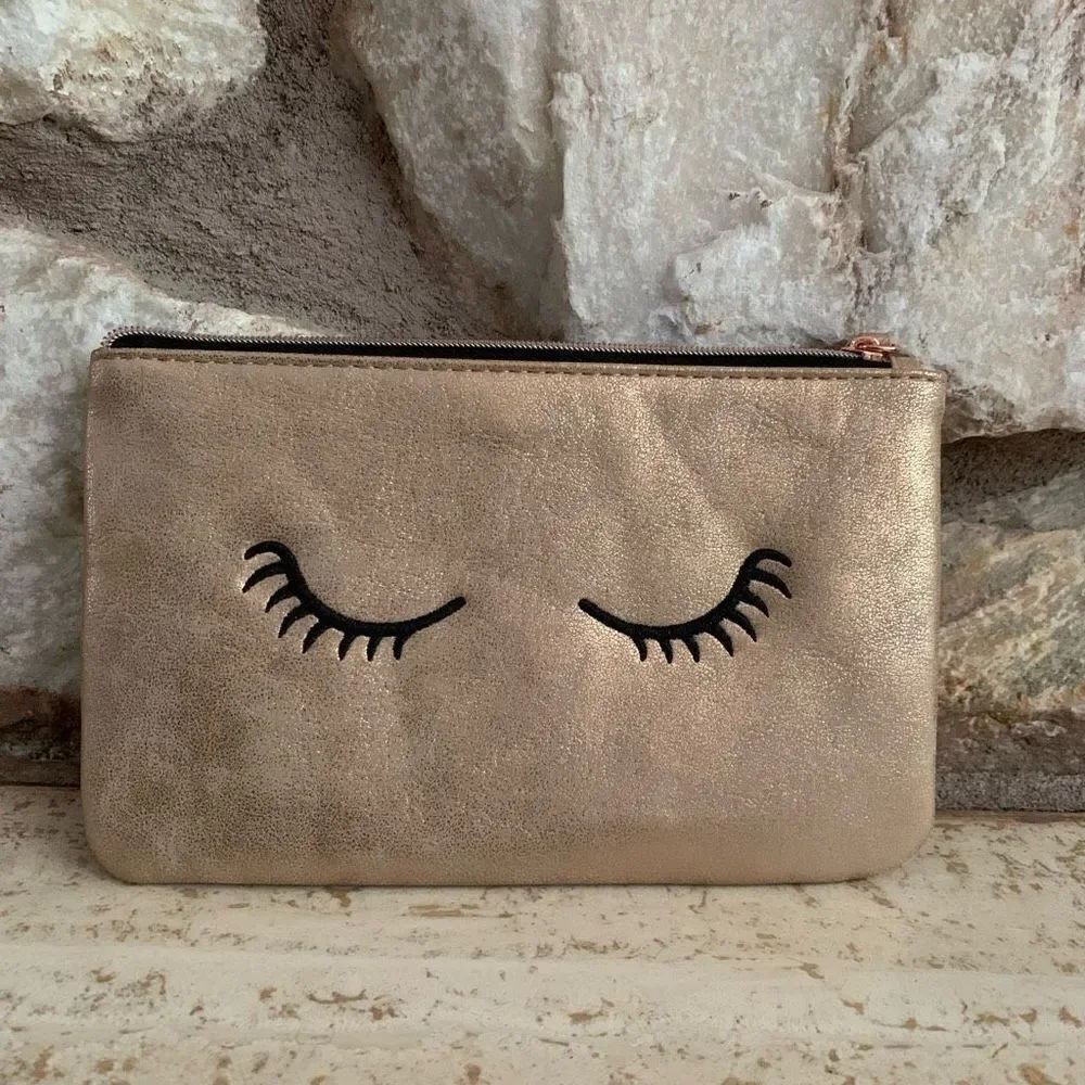 Eyelash pouch